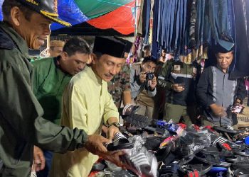 Bupati Gorontalo Nelson Pomalingo saat meninjau lokasi Pasar Senggol Telaga bertempat langsung di Telaga Kabupaten Gorontalo, Minggu (17/4/2023) (Foto: Humas)