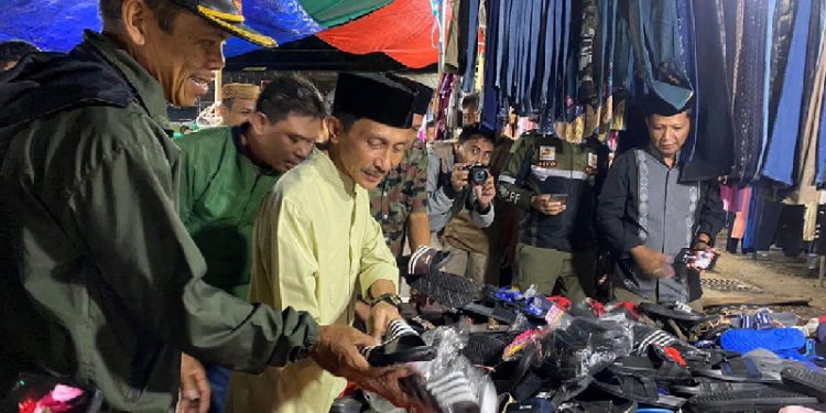 Bupati Gorontalo Nelson Pomalingo saat meninjau lokasi Pasar Senggol Telaga bertempat langsung di Telaga Kabupaten Gorontalo, Minggu (17/4/2023) (Foto: Humas)