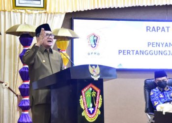 Wali Kota Gorontalo, Marten Taha saat menyampaikan arahan di Rapat Paripurna DPRD Kota Gorontalo Tentang Penyampaian Rekomendasi LKPJ Kepala Daerah Kota Gorontalo, di Gedung DPRD Kota Gorontalo, Senin (17/4/2023). (Foto: Humas)