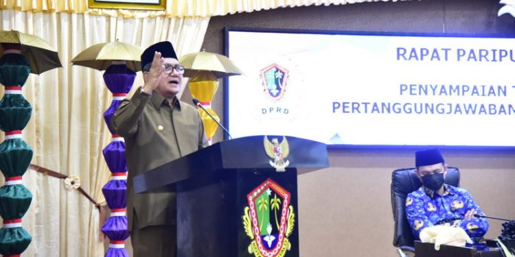 Wali Kota Gorontalo, Marten Taha saat menyampaikan arahan di Rapat Paripurna DPRD Kota Gorontalo Tentang Penyampaian Rekomendasi LKPJ Kepala Daerah Kota Gorontalo, di Gedung DPRD Kota Gorontalo, Senin (17/4/2023). (Foto: Humas)