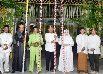 Bupati Pohuwato, Saipul Mbuinga, Melakukan Pemasangan Lampu di Depan Rumah Jabat, Senin 17/04/2023 (Istimewa)