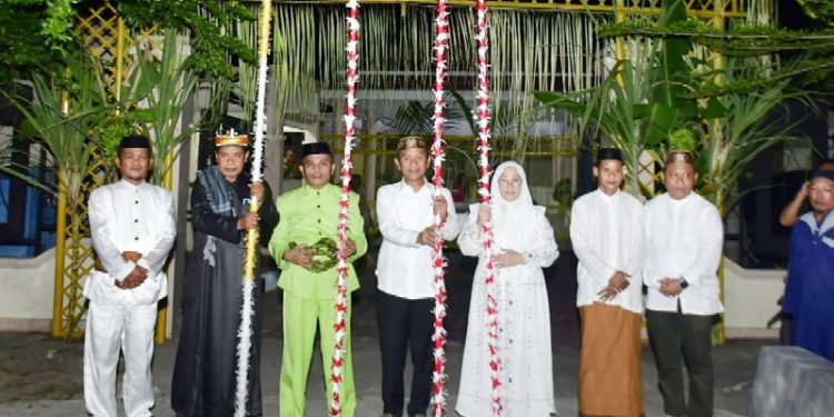 Bupati Pohuwato, Saipul Mbuinga, Melakukan Pemasangan Lampu di Depan Rumah Jabat, Senin 17/04/2023 (Istimewa)