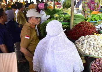 Sekertaris Daerah Kota Gorontalo, Ismail Madjid melakukan Pemantauan stabilitas harga dan ketersedian pasokan pangan, Selasa (18/4/2023). (Foto: Humas)