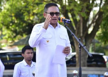 Wali Kota Gorontalo, Marten Taha menyampaikan pesan penting terkait himbauan yang dikeluarkan Menteri Dalam Negeri (Mendagri) saat melaksanakan apel kerja pasca cuti bersama idhul fitri 1444 Hijriyah, dilingkungan Pemkot Gorontalo, Rabu (26/04/2023). (Humas)