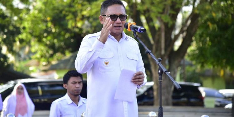 Wali Kota Gorontalo, Marten Taha menyampaikan pesan penting terkait himbauan yang dikeluarkan Menteri Dalam Negeri (Mendagri) saat melaksanakan apel kerja pasca cuti bersama idhul fitri 1444 Hijriyah, dilingkungan Pemkot Gorontalo, Rabu (26/04/2023). (Humas)