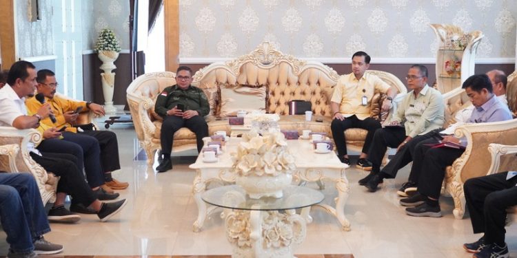 Pemerintah Kota Gorontalo melaksanakan evaluasi proyek dana PEN. Walikota Gorontalo, Marten Taha memimpin rapat tersebus, Kamis (28/04/2023). (foto: Humas)