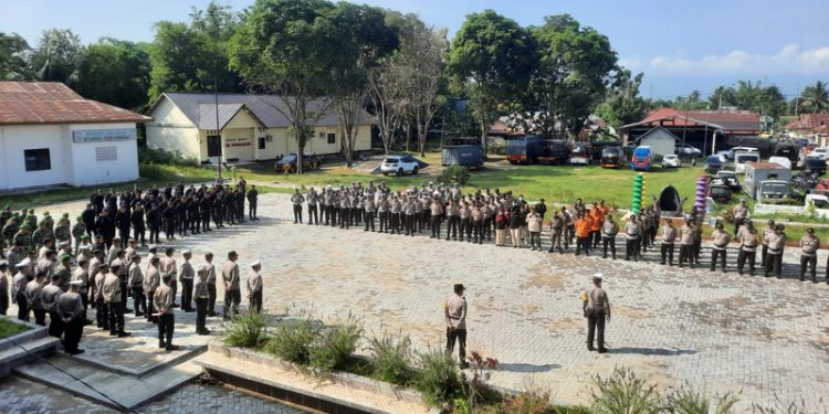 Apel kesiapan Personil Gabungan Pengamanan di halaman belakang Mapolres, Jumat (28/04/2023). (Foto: Humas Polres Gorontalo)