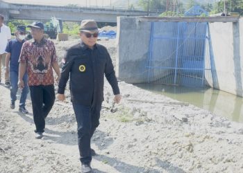 Wali Kota Gorontalo, Marten Taha saat meninjau pembangunan SPAM. (Foto: Humas)