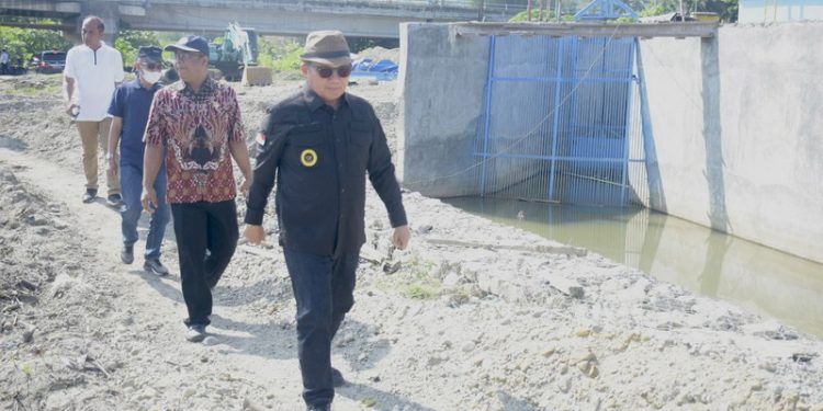 Wali Kota Gorontalo, Marten Taha saat meninjau pembangunan SPAM. (Foto: Humas)