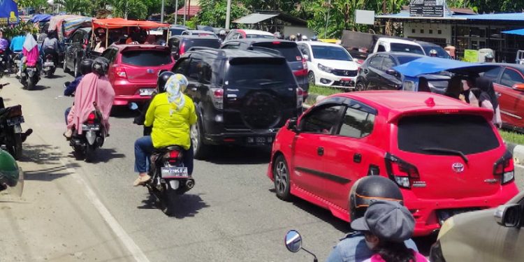 Suasana Kampung Jawa Kabupaten Gorontalo yang dipenuhi oleh sejumlah masyarakat berlebaran ketupat, Sabtu (29/4/2023). (Foto: Zul/Gopos.id)