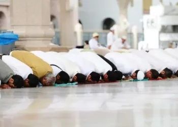 Ilustrasi salat Idulfitri (Freepik/yurijeka)