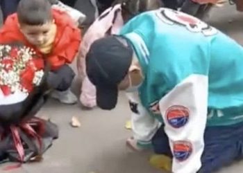 Viral Lelaki Ajak Balikan Mantan Sampai Berlutut 21 Jam (Dok. SCMP)