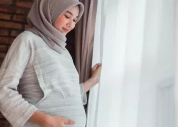 Ilustrasi tips puasa aman untuk ibu hamil (Freepik/odua)