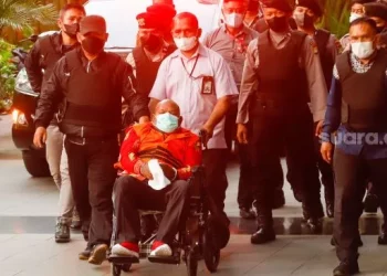 Gubernur Papua nonaktif Lukas Enembe ditetapkan sebagai tersangka pencucian uang. [Suara.com]