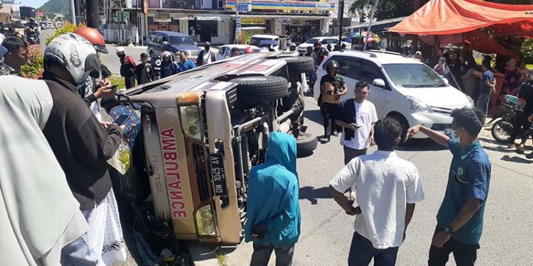 Ambulans Terbalik di JDS Gorontalo