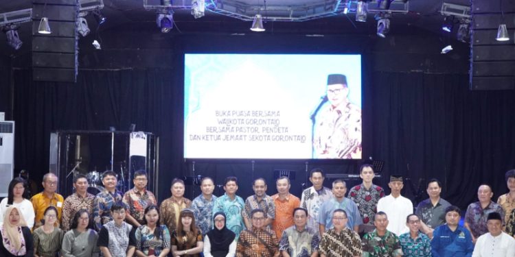 Wali Kota Gorontalo, Marten Taha, melaksanakan buka puasa bersama dengan pastor dan pendeta di Kota Gorontalo, Selasa (18/4/2023). (Humas Pemkot Gorontalo)