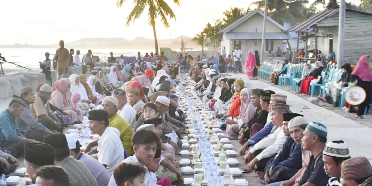 Bupati Pohuwato Buka Puasa sambil nikmati Sunset