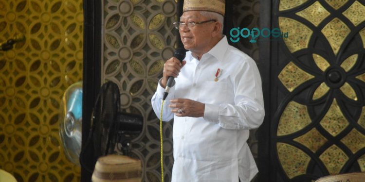Wakil Presiden Maruf Amin melaksanakan ceramah agama di Masjid Baiturrahman Kecamatan Limboto usai sholat Jumat, (14/4/2023). (Foto: Putra/Gopos)