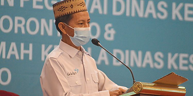 Kepala Dinas Kesehatan Provinsi Gorontalo, Anang Otoluwa saat memberikan arahan dalam kegiatan Pertemuan penandatanganan Perjanjian Kinerja (PK) dan Pakta Integritas (PI) Tahun Anggaran 2023 yang dirangkaikan dengan pembinaan pegawai Dinas Kesehatan Provinsi Gorontalo dan Ramah Tamah Kepala Dinas Kesehatan Provinsi Gorontalo, di Hotel Dumhil Provinsi Gorontalo, Jumat (31/3/2023). (Putra/Gopos)