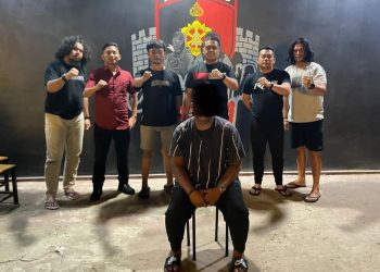 Oknum sekuriti di rumah adat Gobel berinisial IRP alias Mongkes saat diamankan Tim Resmob Otanaha Polda Gorontalo. (F. Polda)