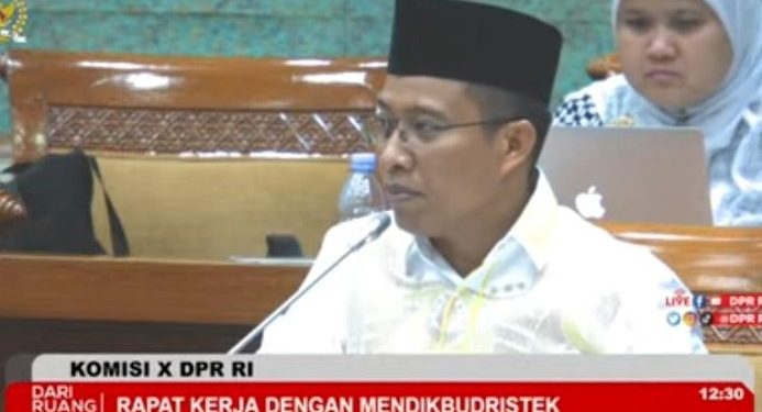 Anggota DPR RI, Elnino M. Husain Mohi saat rapat dengar pendapat Komisi X DPR RI dengan Mendikbudristek.