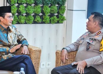 Wakil Ketua MPR RI, Fadel Muhammad (kiri) bersama Kapolda Gorontalo, Irjen Pol Romano A. Yoyol, saat bertatap muka di Bandara Djalaluddin Gorontalo, Rabu (26/4/2023).