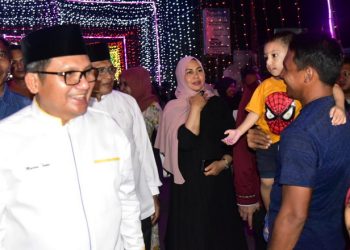 Wali Kota Gorontalo, Marten Taha takjub akan kemeriahan Tumbilatohe di Kelurahan Ipilo, Kota Gorontalo, Senin malam (17/4/2023). (Foto: Humas)