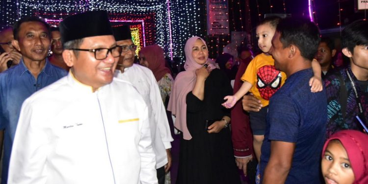 Wali Kota Gorontalo, Marten Taha takjub akan kemeriahan Tumbilatohe di Kelurahan Ipilo, Kota Gorontalo, Senin malam (17/4/2023). (Foto: Humas)