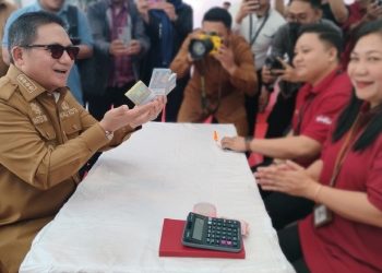 Wali Kota Gorontalo, Marten Taha saat menghadiri kegiatan Layanan penukaran uang pecahan kecil bagi masyarakat di Lapangan Taruna Remaja, Kota Gorontalo, Senin (10/3/2023). (Foto: Putra/Gopos)