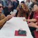 Wali Kota Gorontalo, Marten Taha saat menghadiri kegiatan Layanan penukaran uang pecahan kecil bagi masyarakat di Lapangan Taruna Remaja, Kota Gorontalo, Senin (10/3/2023). (Foto: Putra/Gopos)