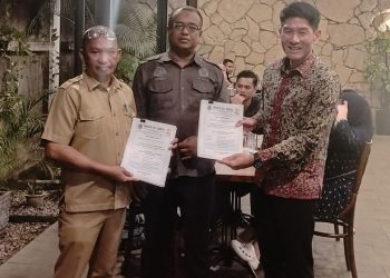 Kepala Dinas Pekerjaan Umum dan Penataan Ruang (PUPR) Kota Gorontalo, Rifadly Bahsoan (tengah) Bersama Direktur PT Indi Daya Karya, Bun Santoso (kanan) saat memperlihatkan kontrak kerja pekerjaan jalan Panjaitan Kota Gorontalo di Resto Angelato, Kota Gorontalo, Selasa (11/4/2023). (Foto: Putra/Gopos)
