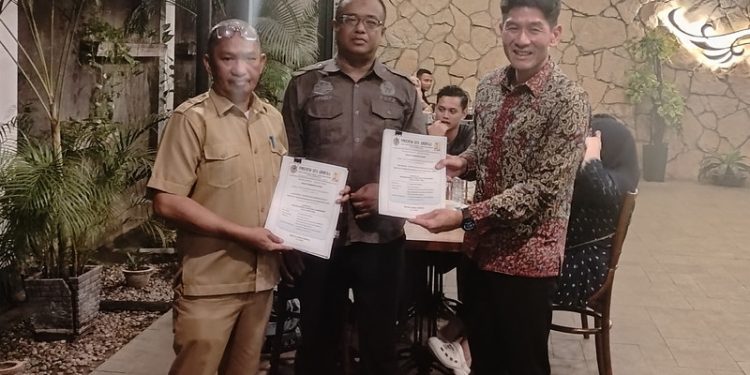 Kepala Dinas Pekerjaan Umum dan Penataan Ruang (PUPR) Kota Gorontalo, Rifadly Bahsoan (tengah) Bersama Direktur PT Indi Daya Karya, Bun Santoso (kanan) saat memperlihatkan kontrak kerja pekerjaan jalan Panjaitan Kota Gorontalo di Resto Angelato, Kota Gorontalo, Selasa (11/4/2023). (Foto: Putra/Gopos)
