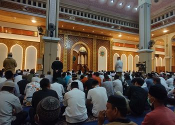 Jemaah memadati masjid agung Baiturrahim Kota Gorontalo. Foto: (Putra/Gopos)