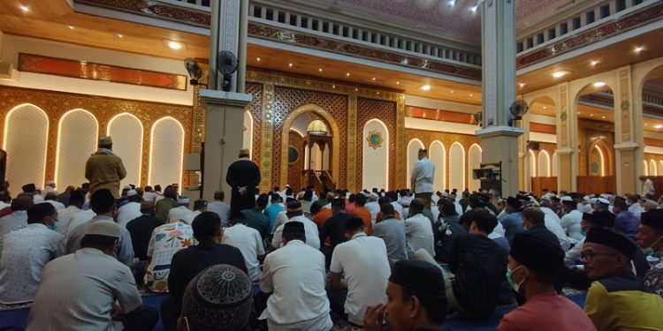 Jemaah memadati masjid agung Baiturrahim Kota Gorontalo. Foto: (Putra/Gopos)
