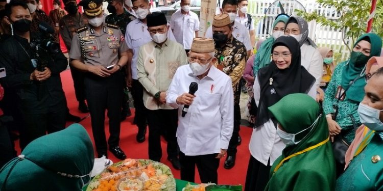 Wapres Ma'ruf Amin saat melaksanakan peninjauan di posyandu Kelurahan Kayubulan, Kecamatan Limboto, Kabupaten Gorontalo, Jumat (14/4/2023). (Foto: Putra/Gopos)