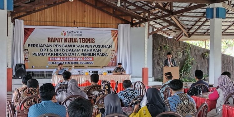 Rapat Kerja Persiapan Pengawasan Penyusunan DPT dan DPTb Tahapan Pemutahiran Data Pemilih Pada Pemilu Serentak 2024 di Rumah Makan Meranti, Kabupaten Bone Bolango, Ahad (16/4/2023). (Foto: Putra/Gopos)