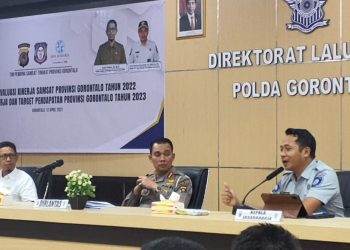 Kepala PT Jasa Raharja Gorontalo, Kemal Karman Kamaluddin (kiri) saat mengikuti rapat koordinasi tim pembina Samsat. (Istimewa)