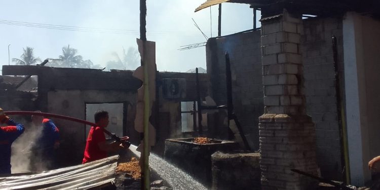 Kebakaran tiga rumah di Tamalate