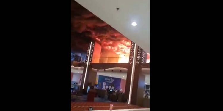 Cuplikan video yang menampilkan suasana kebakaran di area Trans Studio Mall Makassar, Senin (24/4/2023).(istimewa)