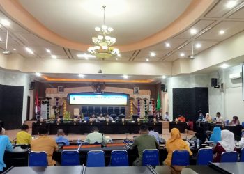 Rapat kerja komisi A DPRD Kota Gorontalo terkait Peraturan WaliKota Nomor 8 Tahun 2023 Tentang Tambahan Penghasilan Bagi ASN di lingkungan Pemerintah Kota Gorontalo, Kamis (27/4/2023). (F. Sari/gopos)