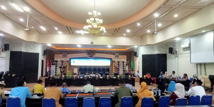 Rapat kerja komisi A DPRD Kota Gorontalo terkait Peraturan WaliKota Nomor 8 Tahun 2023 Tentang Tambahan Penghasilan Bagi ASN di lingkungan Pemerintah Kota Gorontalo, Kamis (27/4/2023). (F. Sari/gopos)