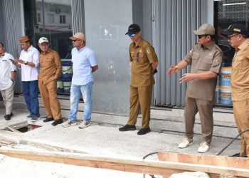 Pansus LKPJ DPRD Kota Gorontalo meninjau progres proyek dana PEN di kawasan pertokoan Kota Gorontalo, Senin (3/4/2023). (Humas Dekot Gorontalo)
