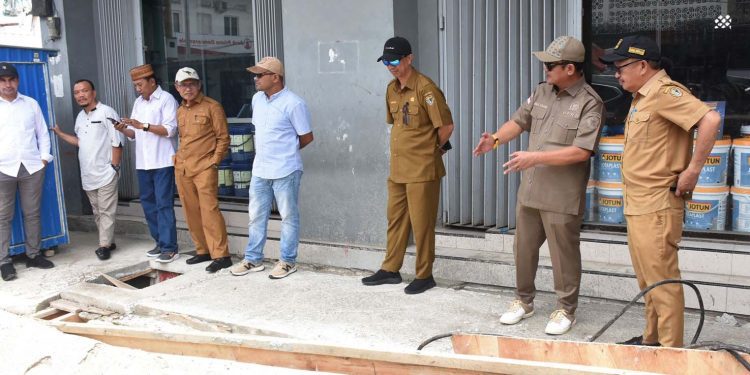 Pansus LKPJ DPRD Kota Gorontalo meninjau progres proyek dana PEN di kawasan pertokoan Kota Gorontalo, Senin (3/4/2023). (Humas Dekot Gorontalo)