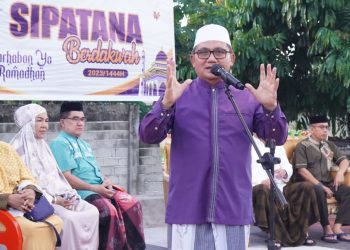 Wali Kota Gorontalo, Marten Taha, saat memberi ceramah pada kegiatan Kuliah Bakda Subuh di Kecamatan Sipatana, Kota Gorontalo, Ahad (9/4/2023).