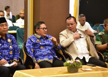 Wali Kota Gorontalo, Marten Taha (tengah) bersama Fikram Salilama (jas krem) saat Musprov KONI Gorontalo.