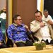 Wali Kota Gorontalo, Marten Taha (tengah) bersama Fikram Salilama (jas krem) saat Musprov KONI Gorontalo.