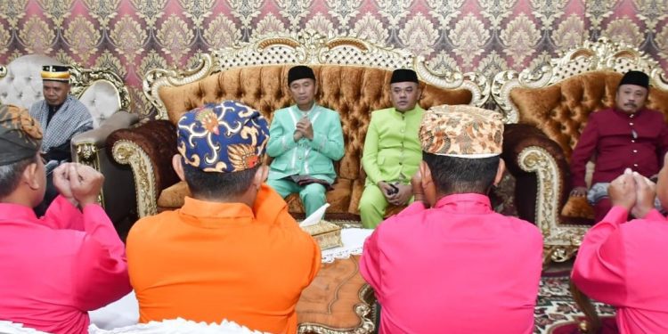 Pemda Pohuwato Melaksanakan Tanggeyamo, Penentuan Satu Syawal, di Rumah Jabatan Bupati, Kamis 20/04/2023 (F Humas Pohuwato)