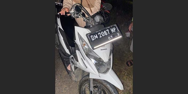 Sepeda motor yang ditumpangi dua gadis ABG dievakuasi warga usai menabrak pantat mobil yang terparkir di tepi jalan GORR.