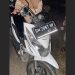 Sepeda motor yang ditumpangi dua gadis ABG dievakuasi warga usai menabrak pantat mobil yang terparkir di tepi jalan GORR.