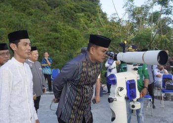 Pemantuan hilal 1 Syawal 1444 Hijiryah oleh Tim Rukyatulhilal Kanwil Kemenag Provinsi Gorontalo di gedung Polairud Polda Gorontalo, Kamis (20/4/2023). (Kemenag Provinsi Gorontalo)